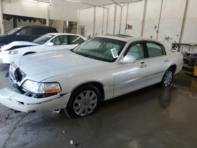  Salvage Lincoln Towncar