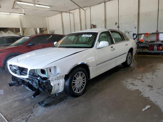  Salvage Lincoln Towncar