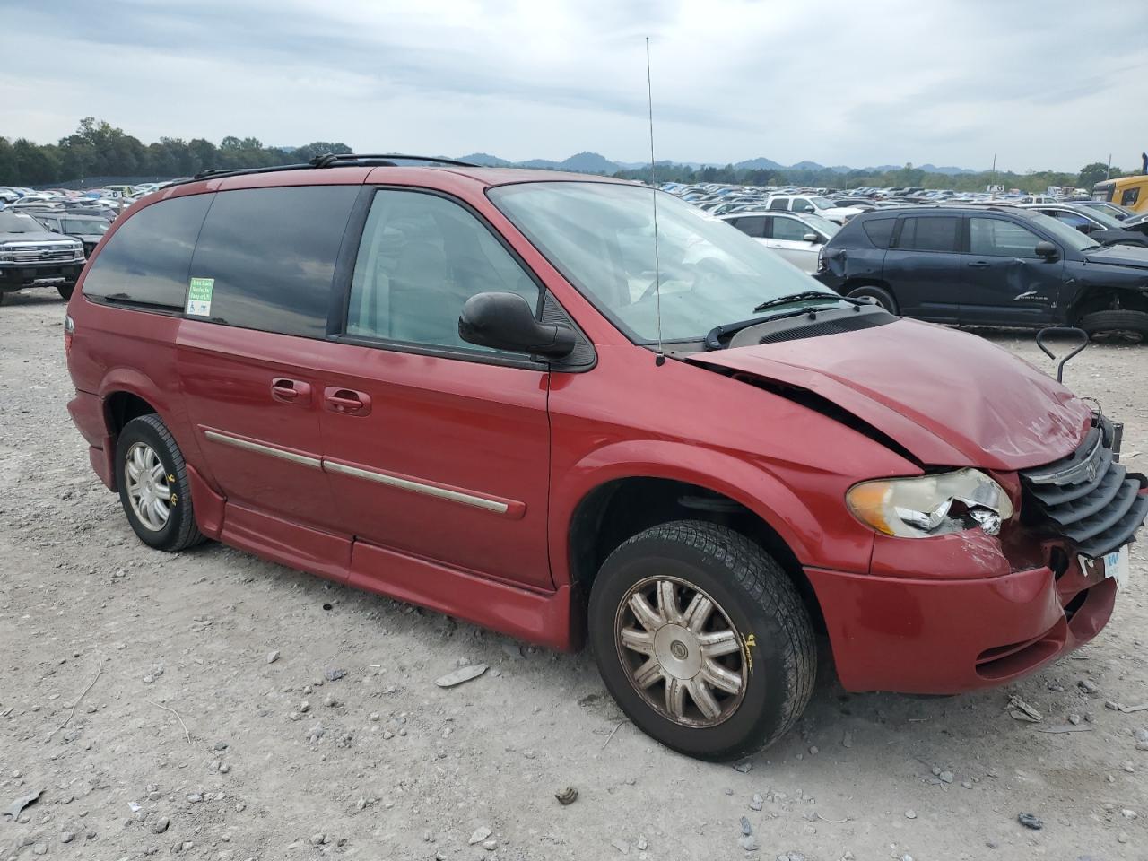 Chrysler Minivan Touring Image 2