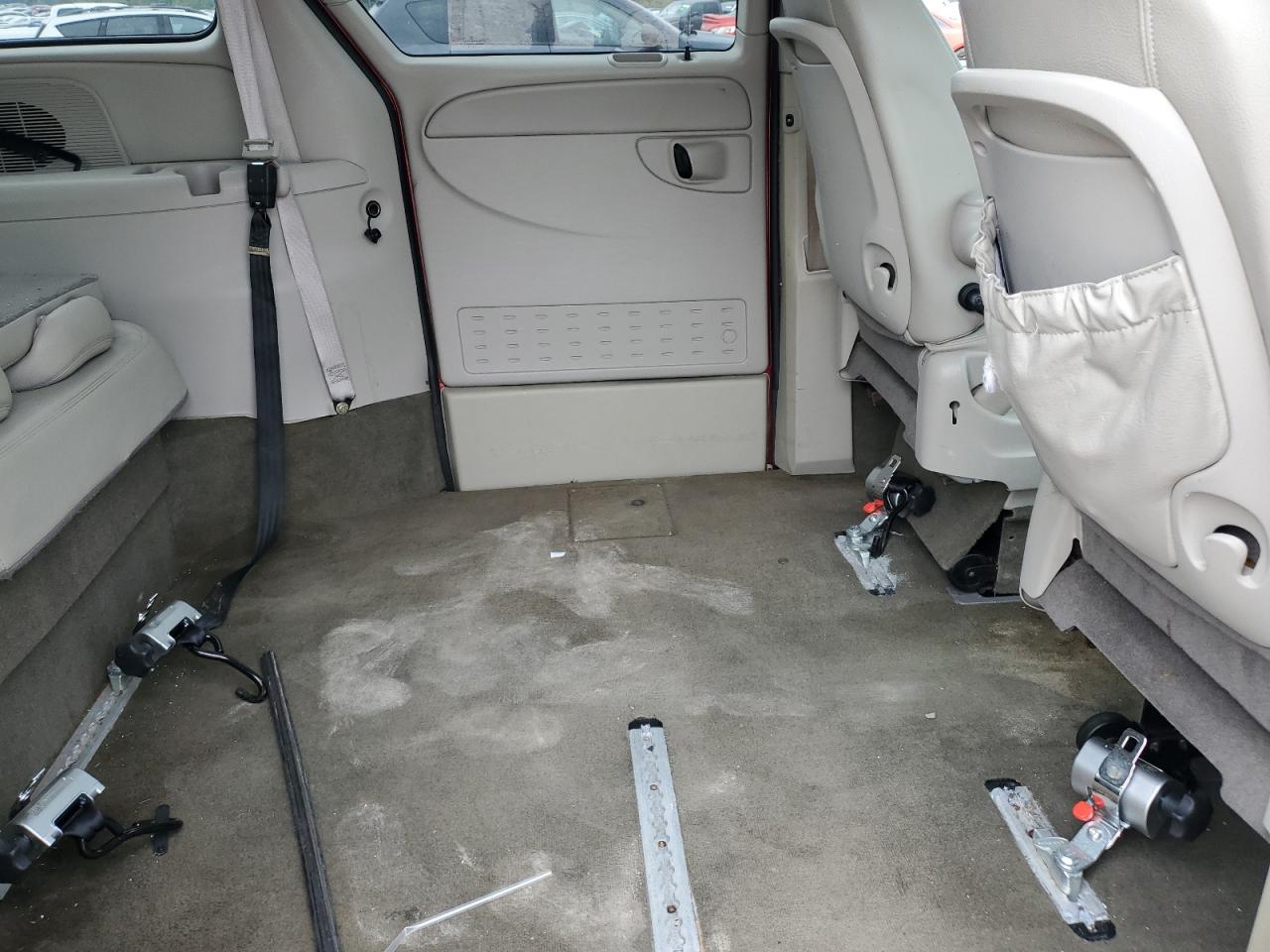 Chrysler Minivan Touring Image 10