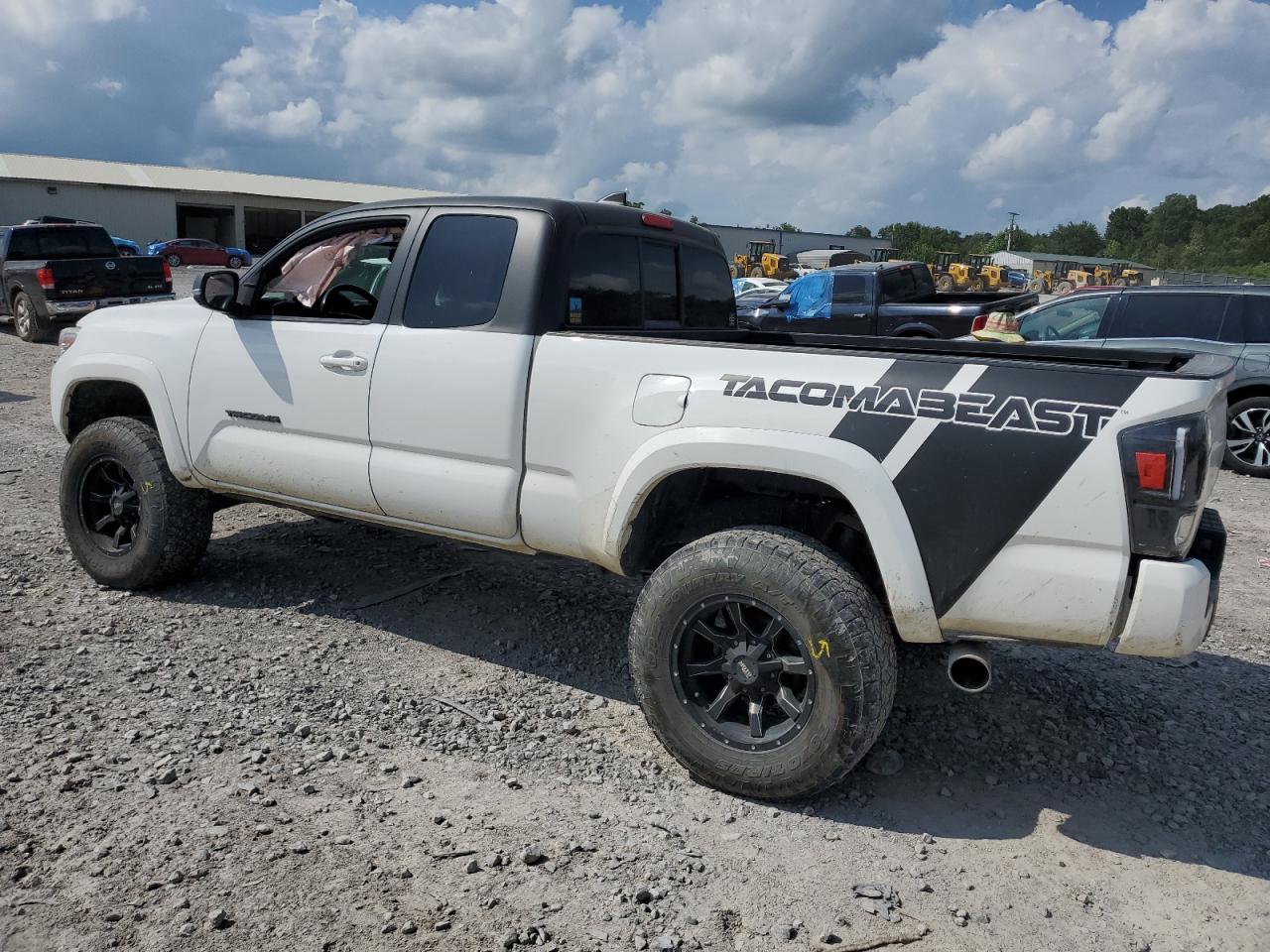 Toyota Tacoma Access Cab Image 3