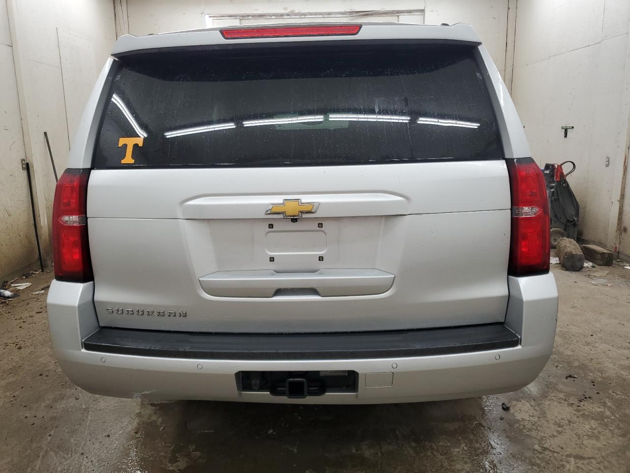 Chevrolet Suburban C1500 Ls Image 4