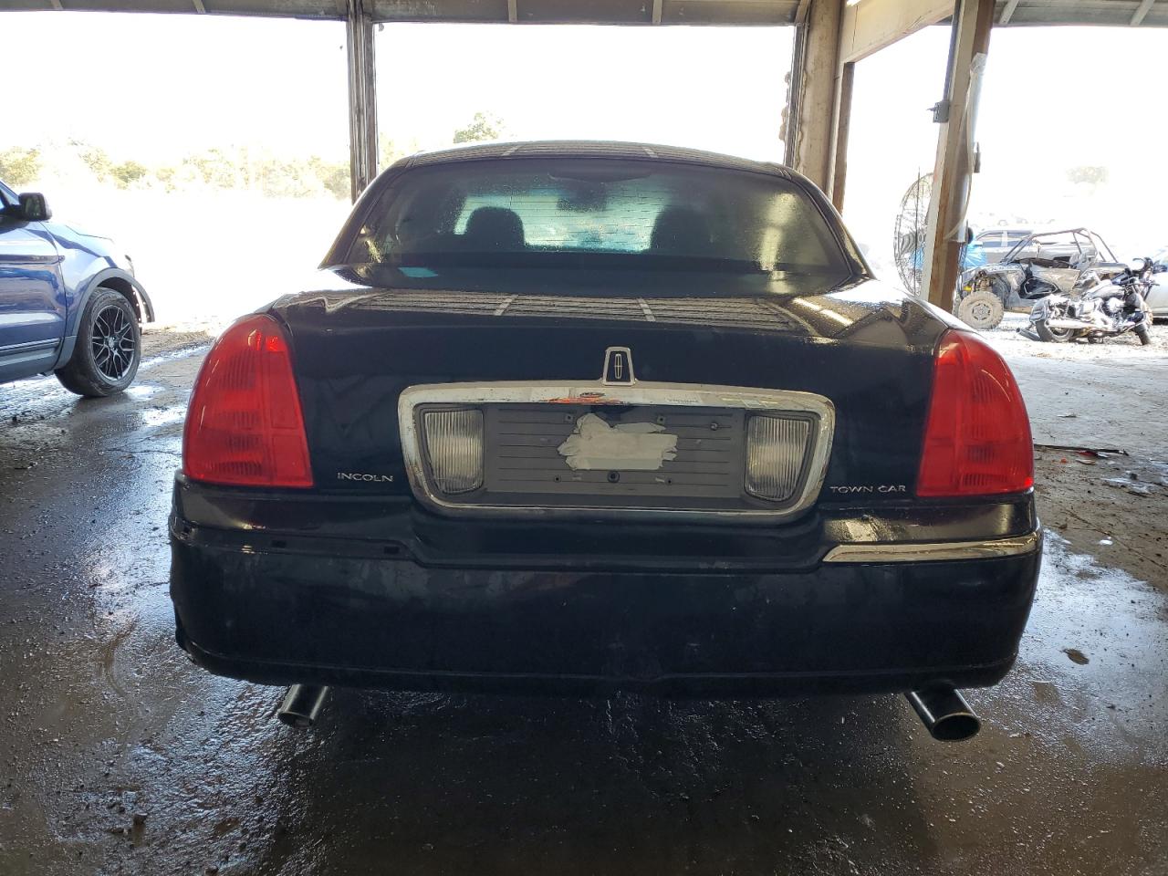 Lincoln Towncar Signature Limited Image 7