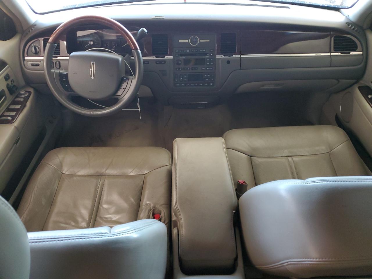 Lincoln Towncar Signature Limited Image 2