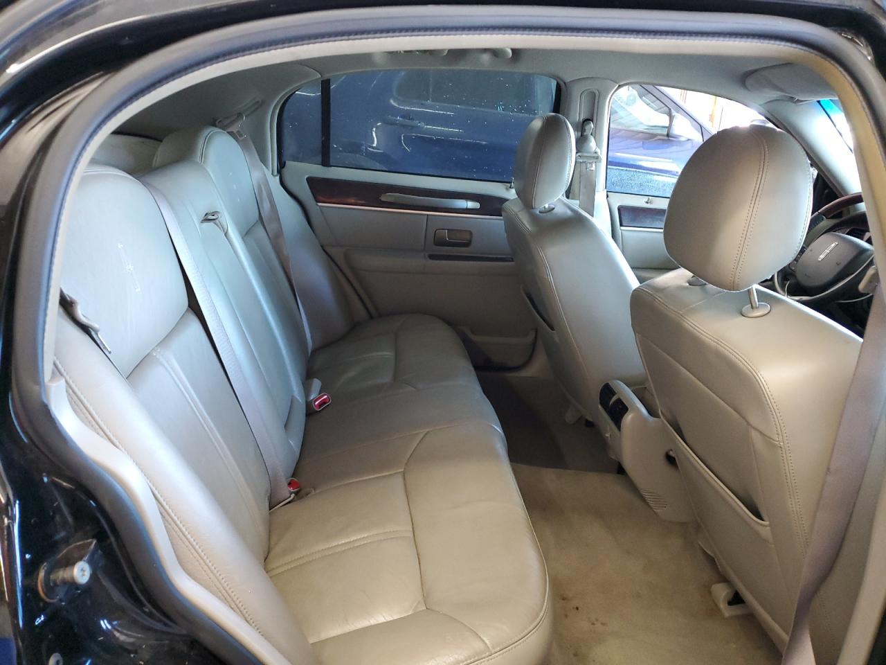 Lincoln Towncar Signature Limited Image 10