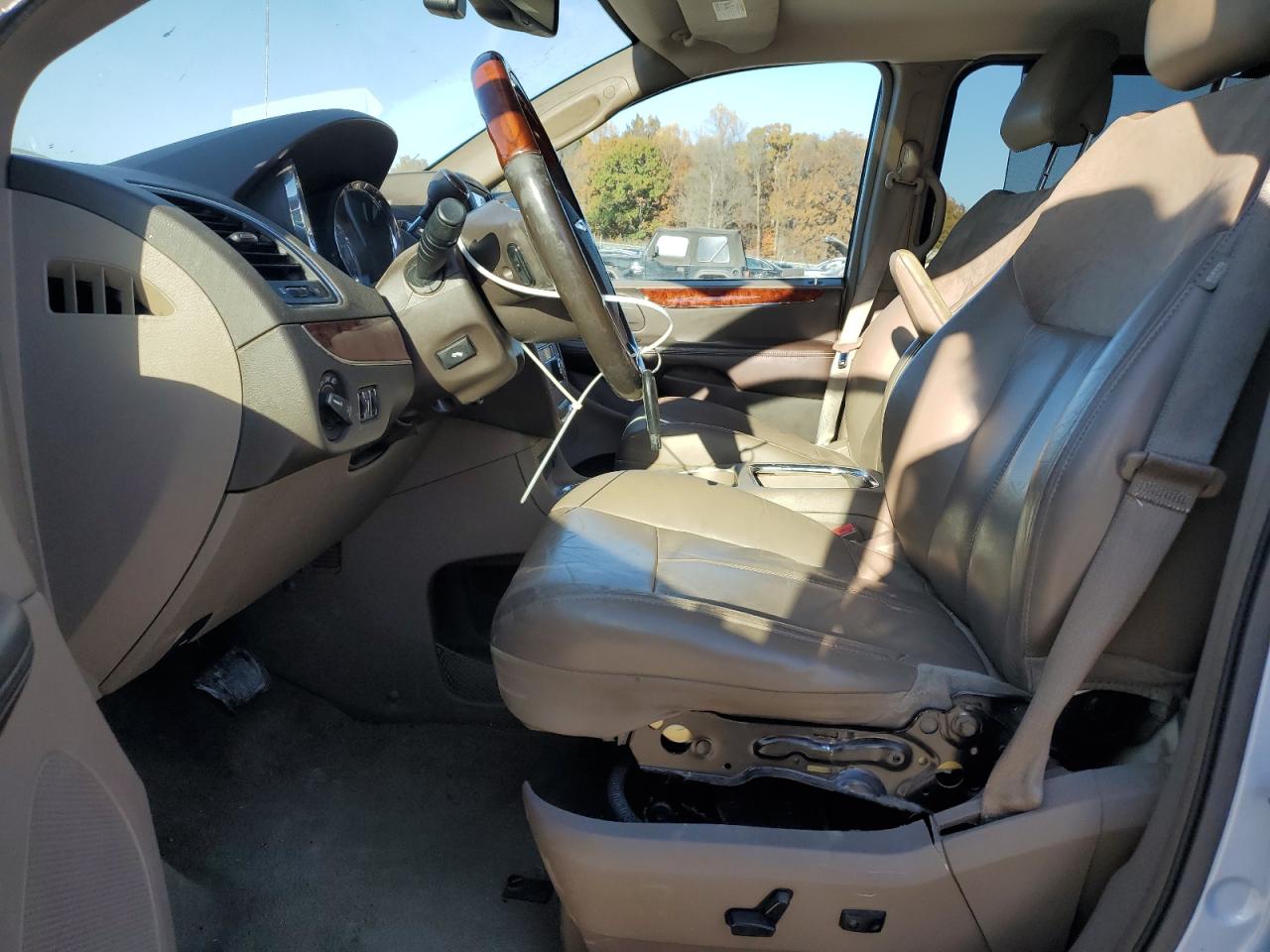 Chrysler Minivan Limited Image 4