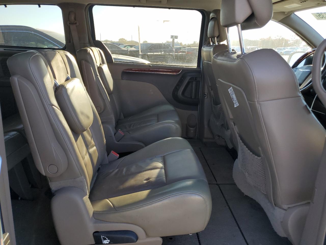 Chrysler Minivan Limited Image 7