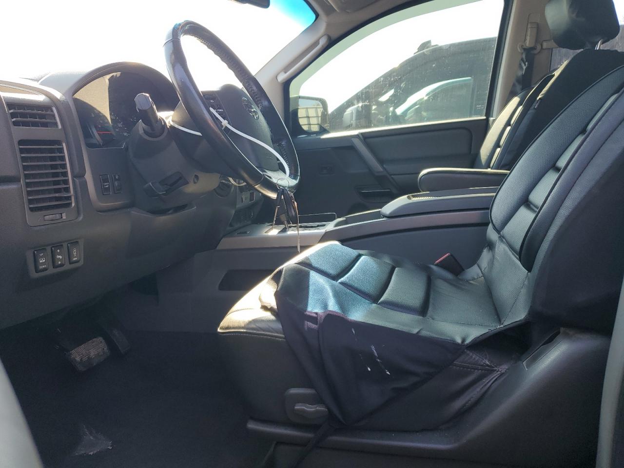 Nissan Titan Xe Image 4