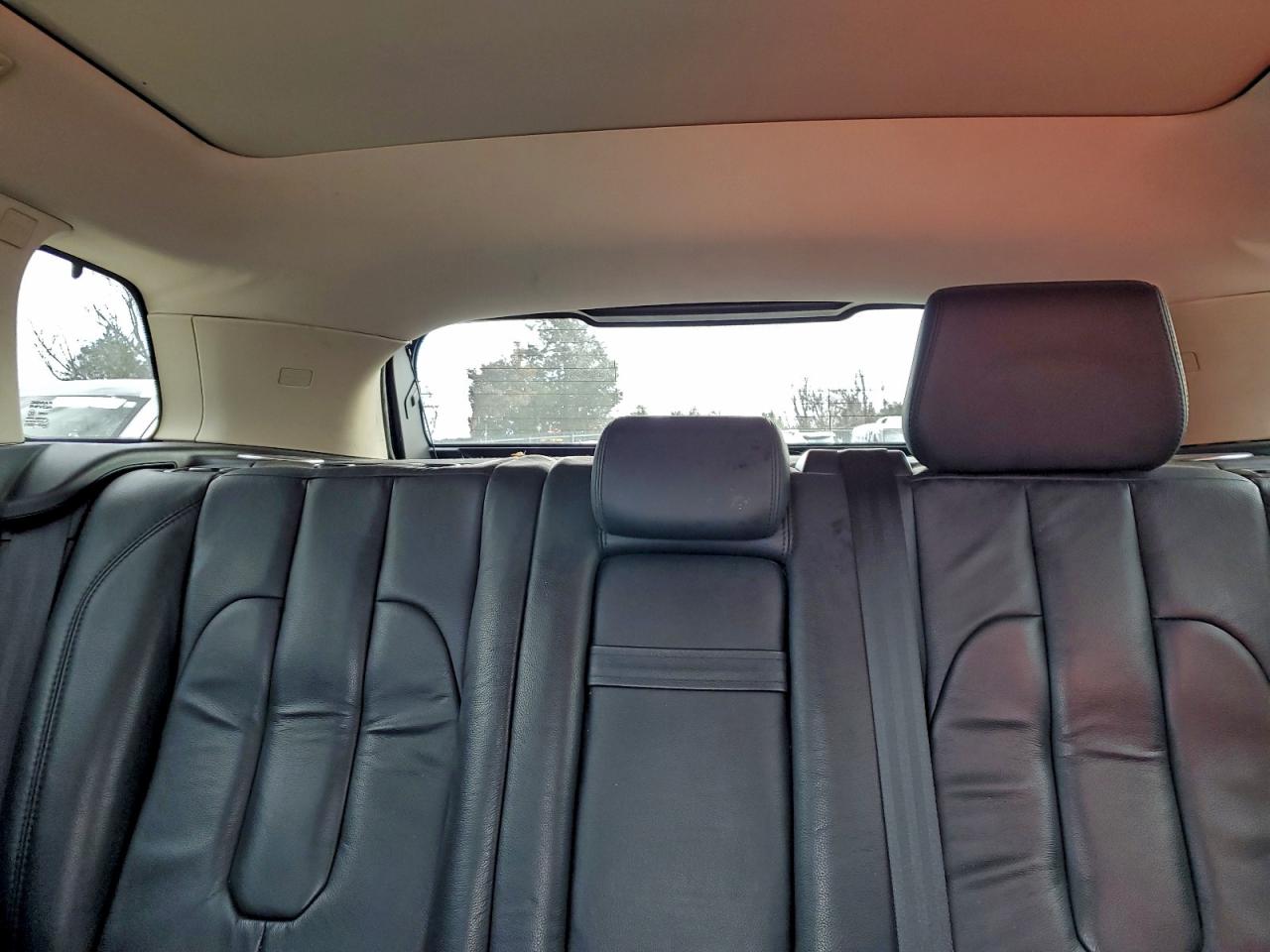 Land Rover Range Rover Pure Premium Image 12