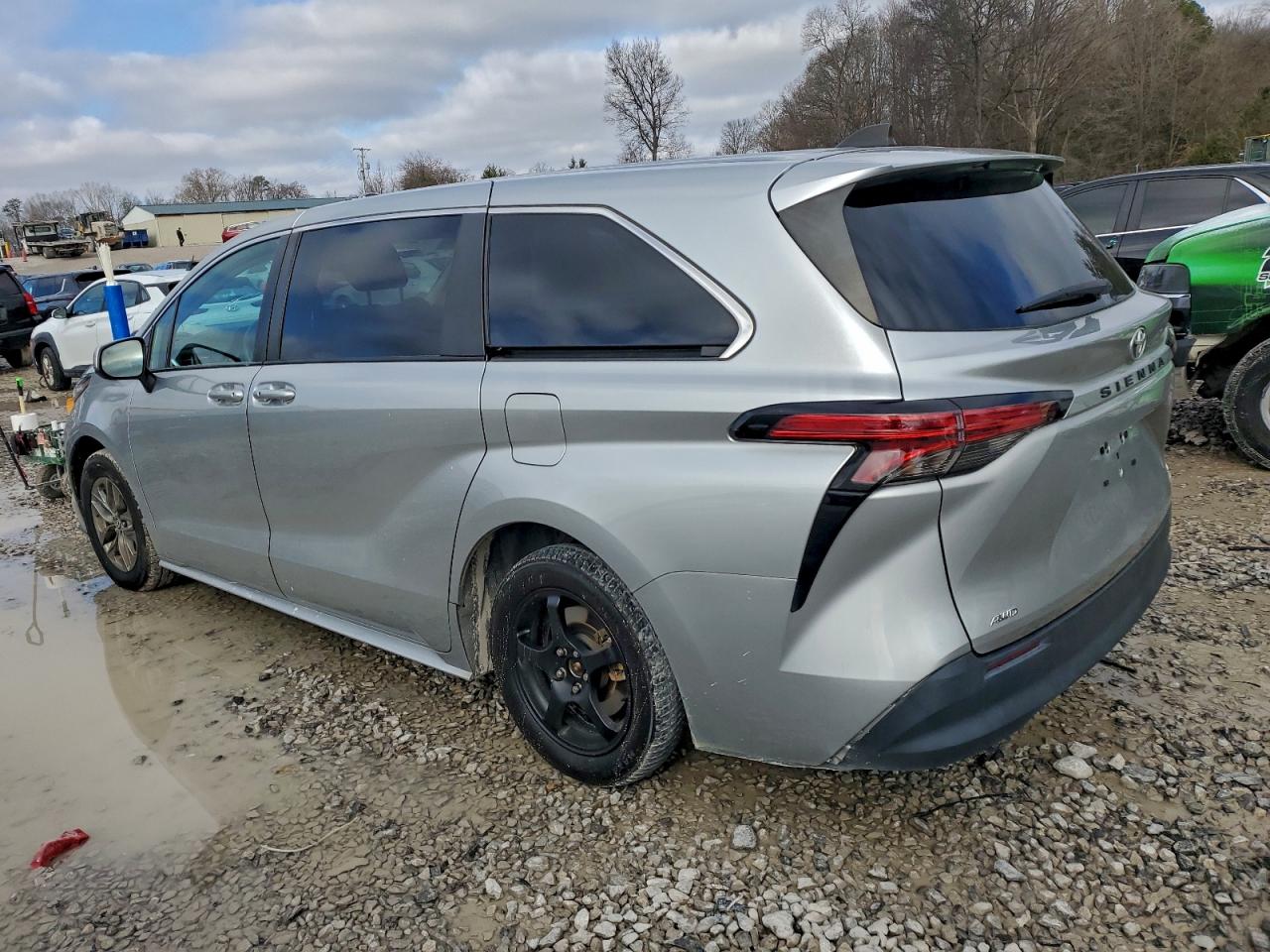 Toyota Sienna Le Image 2