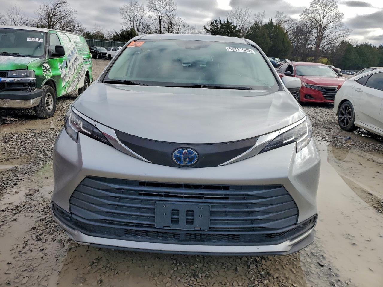 Toyota Sienna Le Image 7