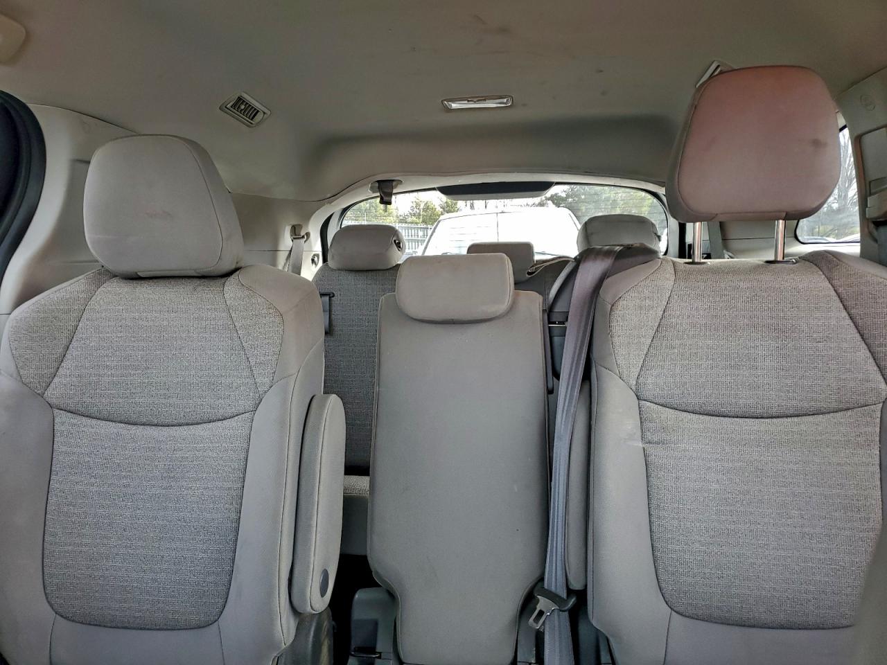 Toyota Sienna Le Image 10