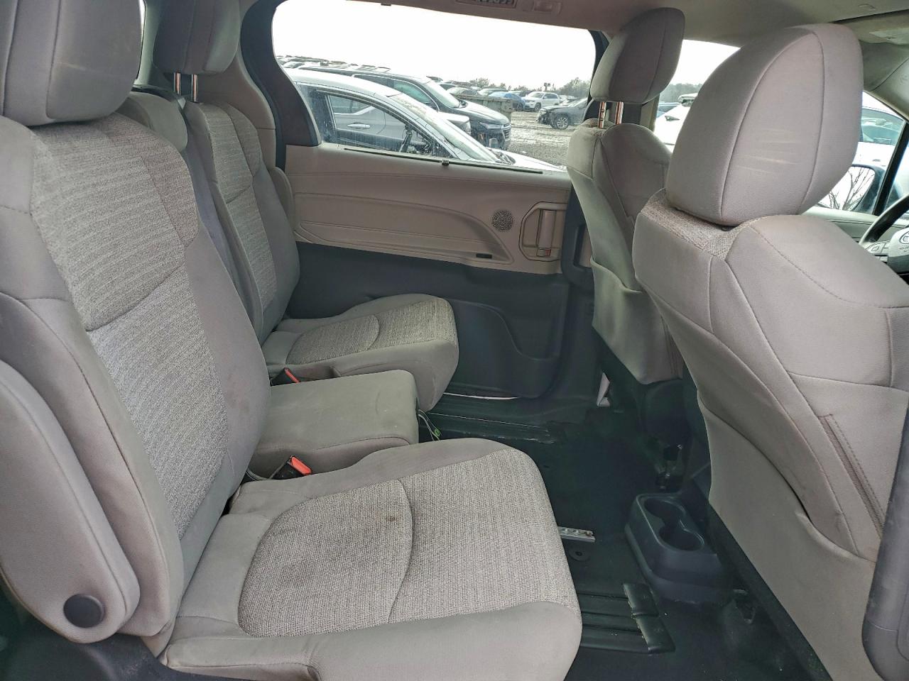 Toyota Sienna Le Image 9