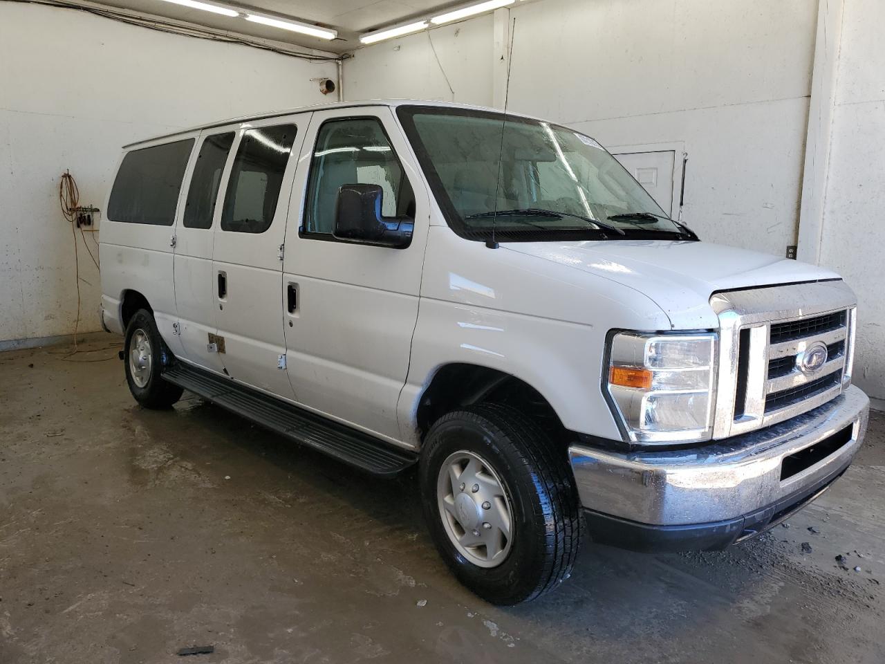 Ford E-350 E350 Super Duty Wagon Image 3