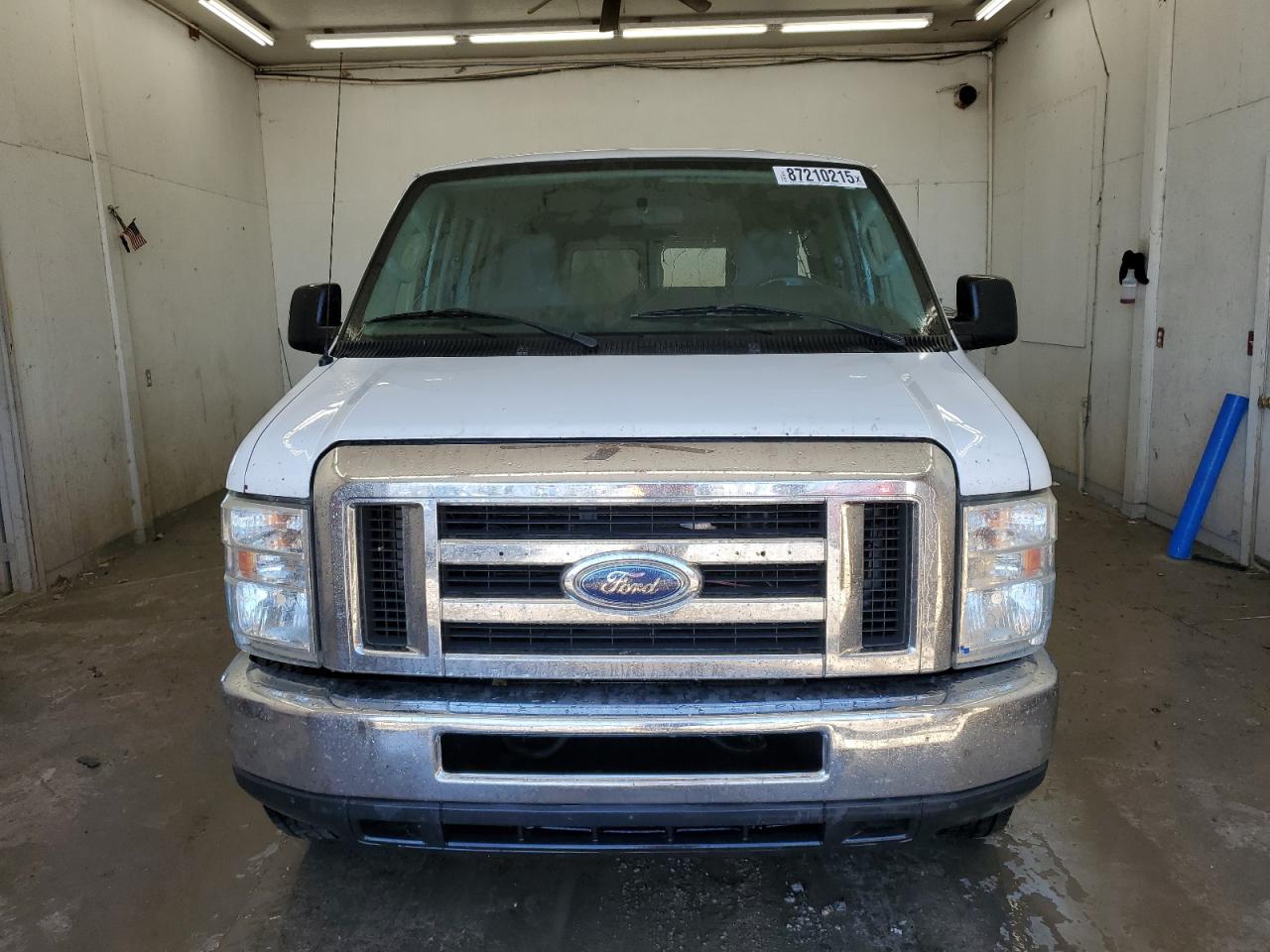 Ford E-350 E350 Super Duty Wagon Image 4
