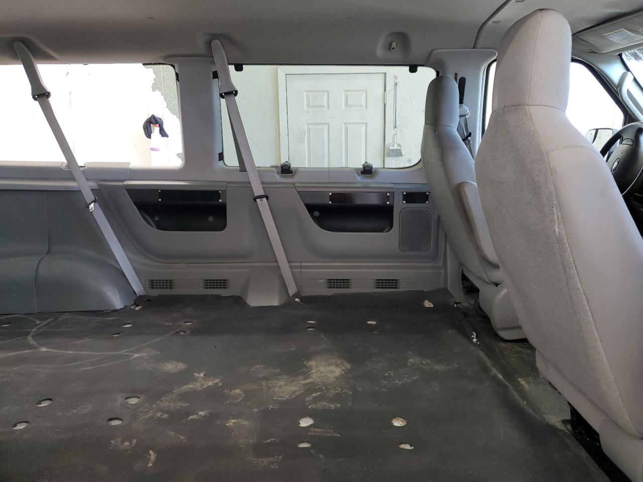 Ford E-350 E350 Super Duty Wagon Image 14