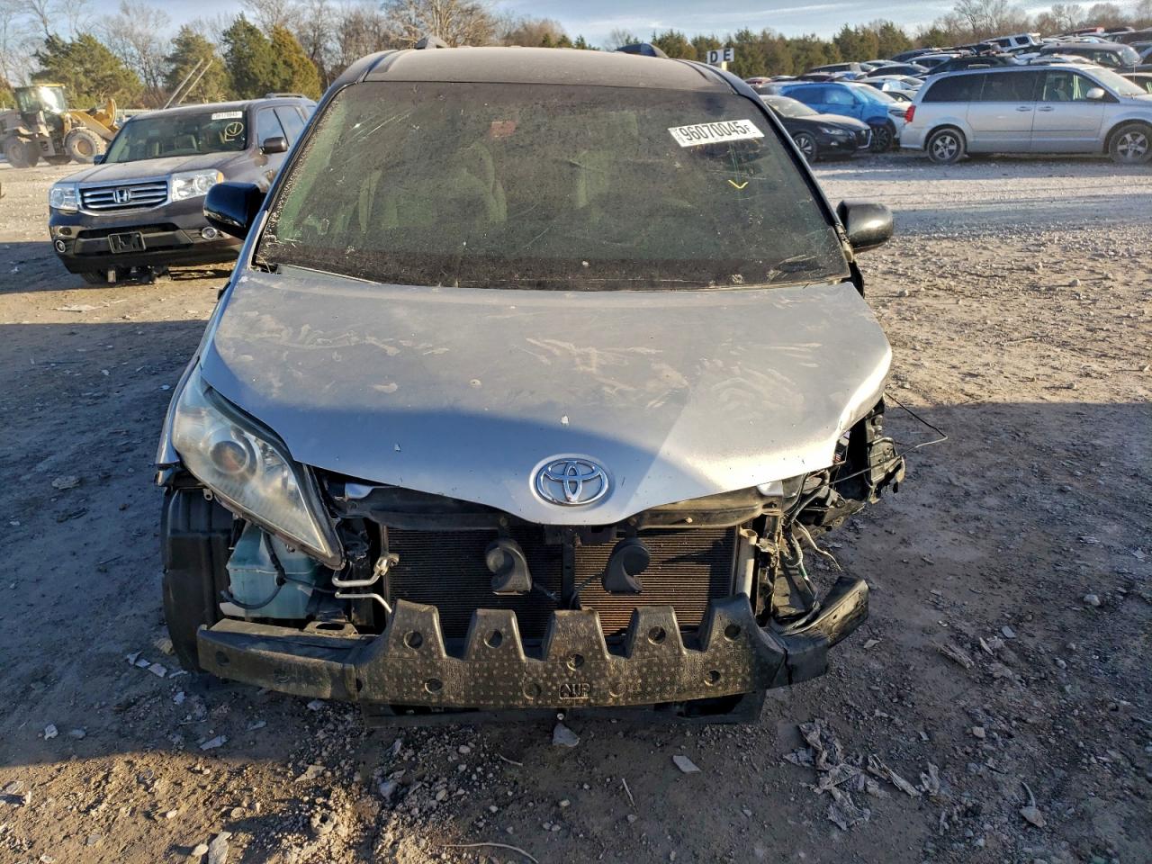 Toyota Sienna Le Image 6