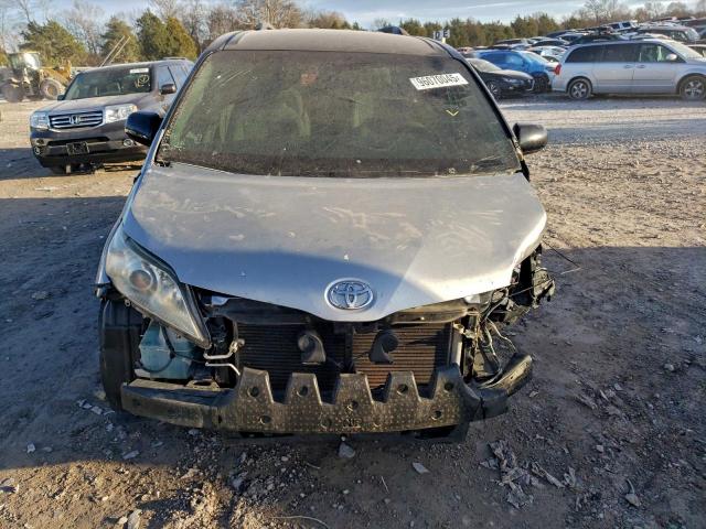 Toyota Sienna Le Image 6