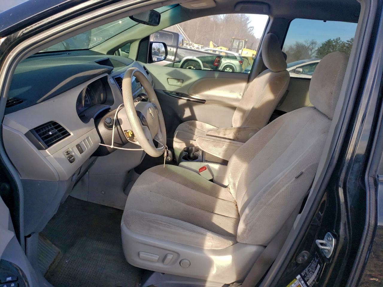 Toyota Sienna Le Image 9