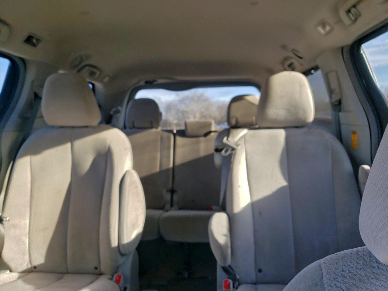 Toyota Sienna Le Image 4