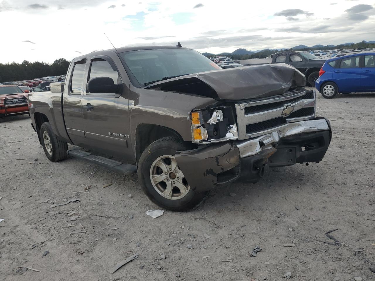 Chevrolet Silverado K1500 Image 3