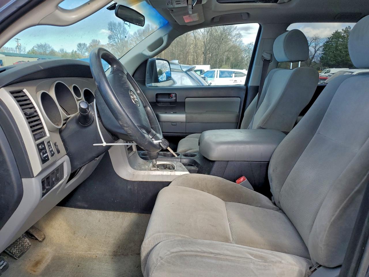 Toyota Sequoia Sr5 Image 3