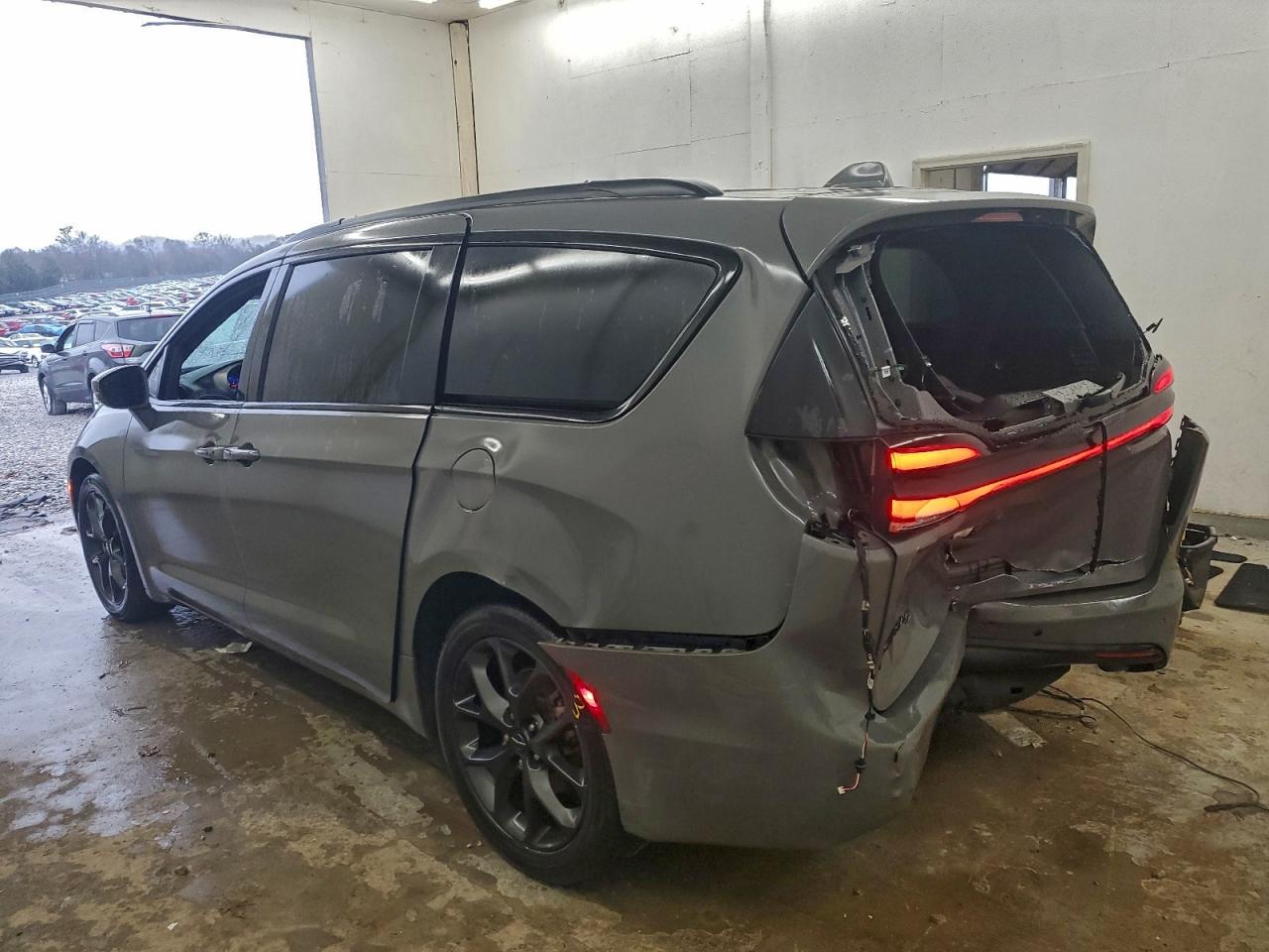 Chrysler Pacifica Touring L Image 4