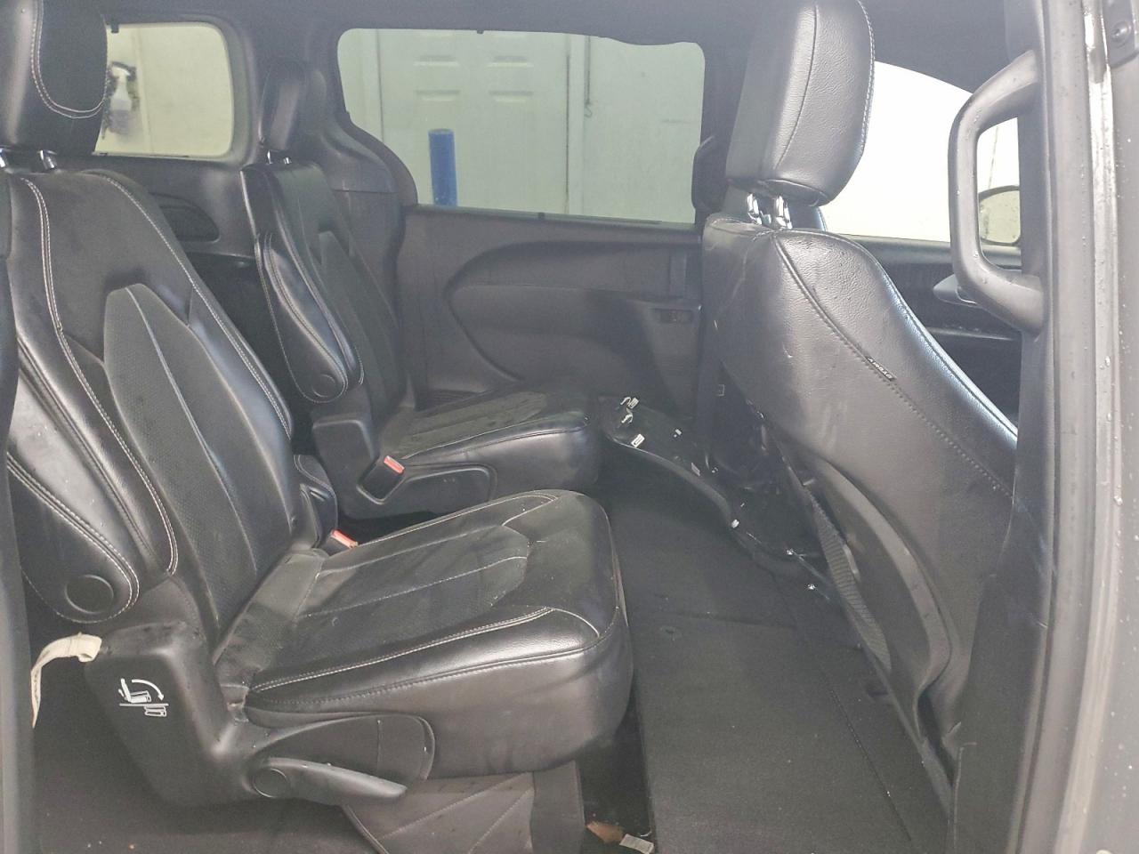 Chrysler Pacifica Touring L Image 9