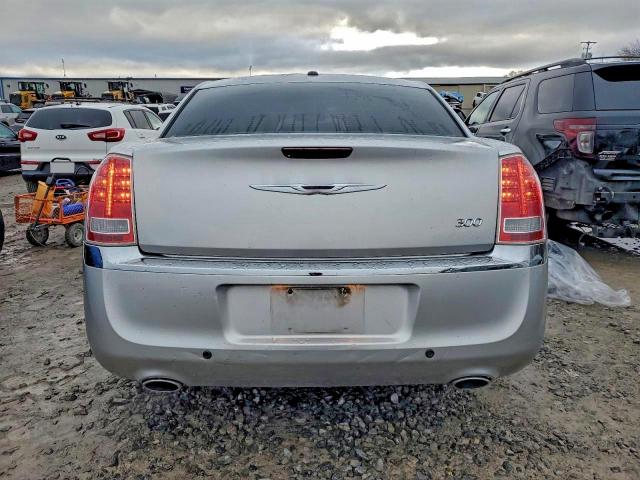 Chrysler 300 Limited Image 8