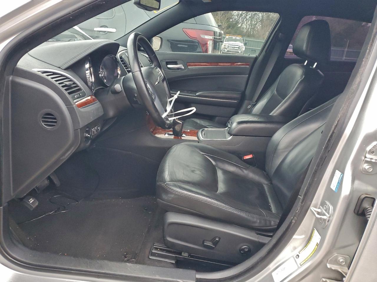 Chrysler 300 Limited Image 11