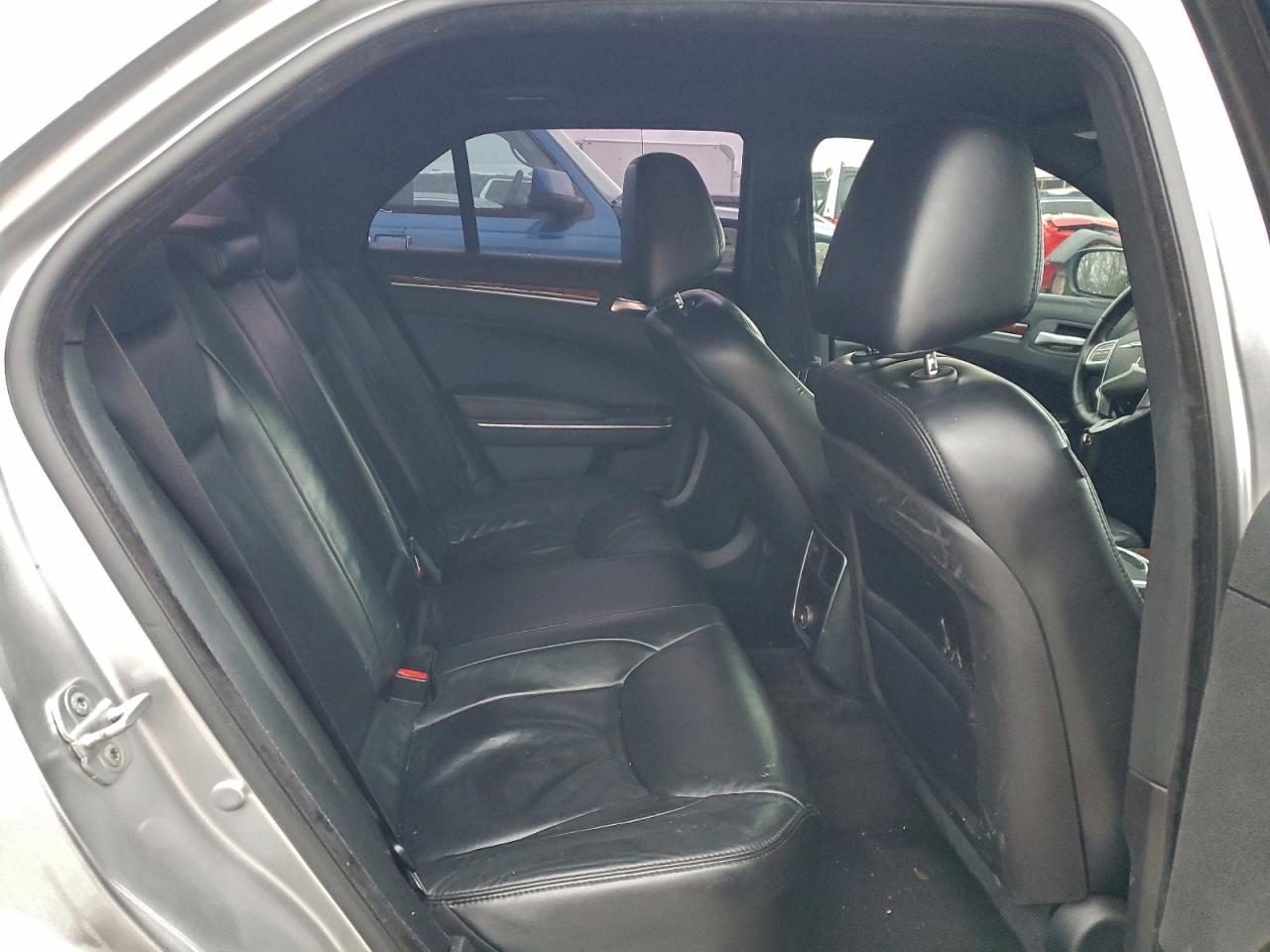 Chrysler 300 Limited Image 2