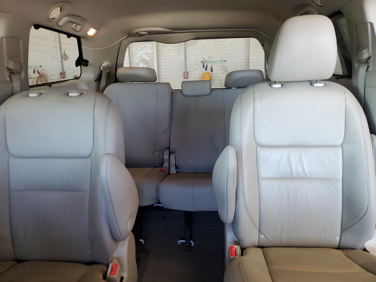 Toyota Sienna Xle Image 11