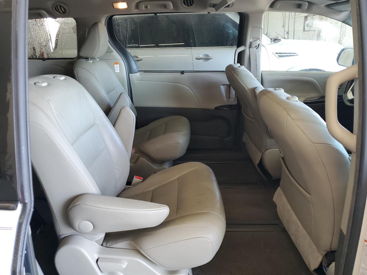 Toyota Sienna Xle Image 2