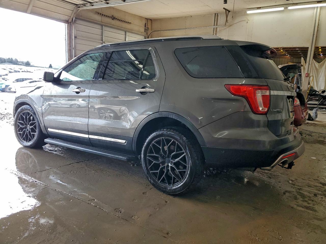 Ford Explorer Limited Image 14