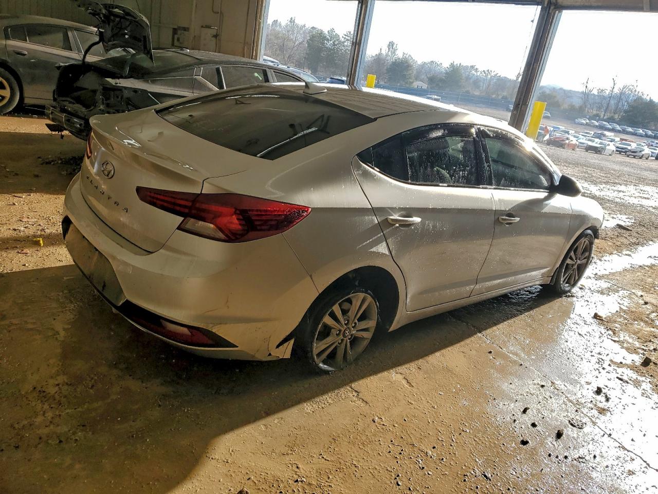 Hyundai ELANTRA Sel Image 2