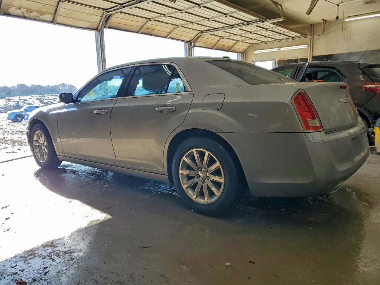Chrysler 300 Limited Image 2