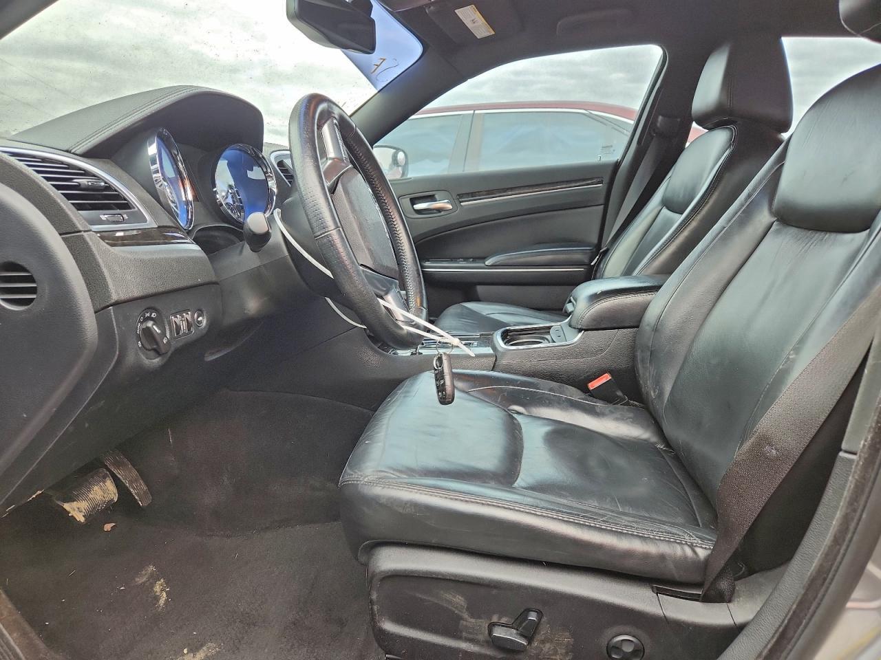 Chrysler 300 Limited Image 9