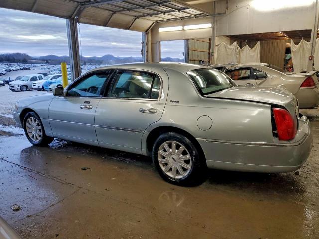 Lincoln Towncar Signature Limited Image 12