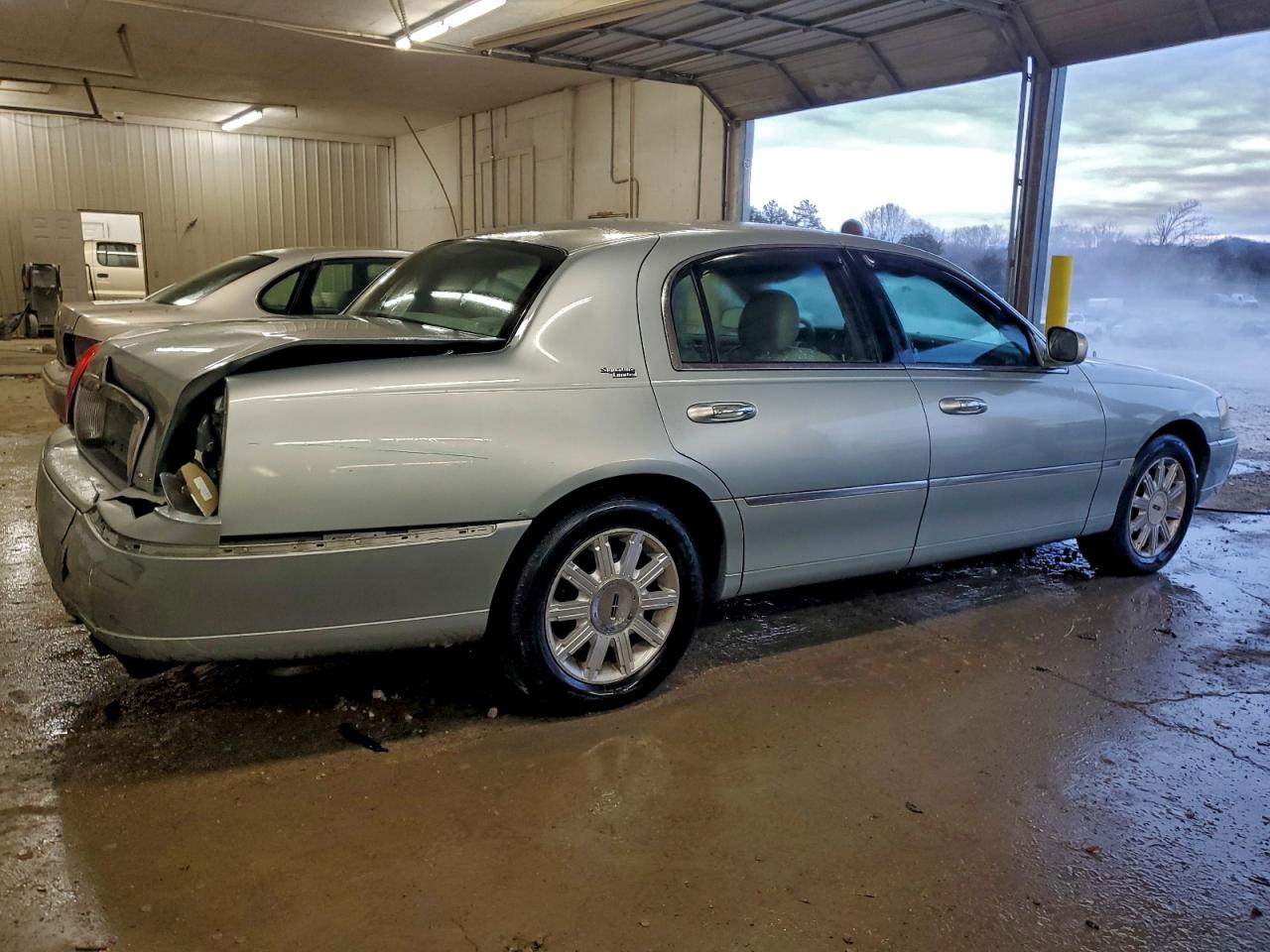 Lincoln Towncar Signature Limited Image 3