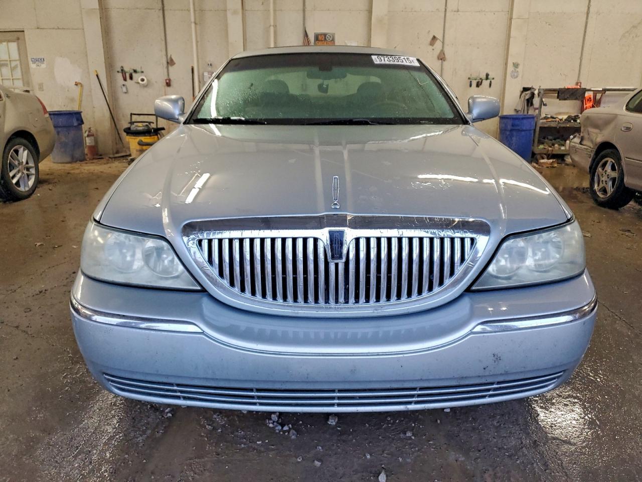 Lincoln Towncar Signature Limited Image 4