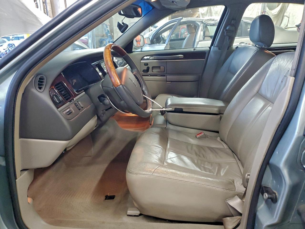 Lincoln Towncar Signature Limited Image 9