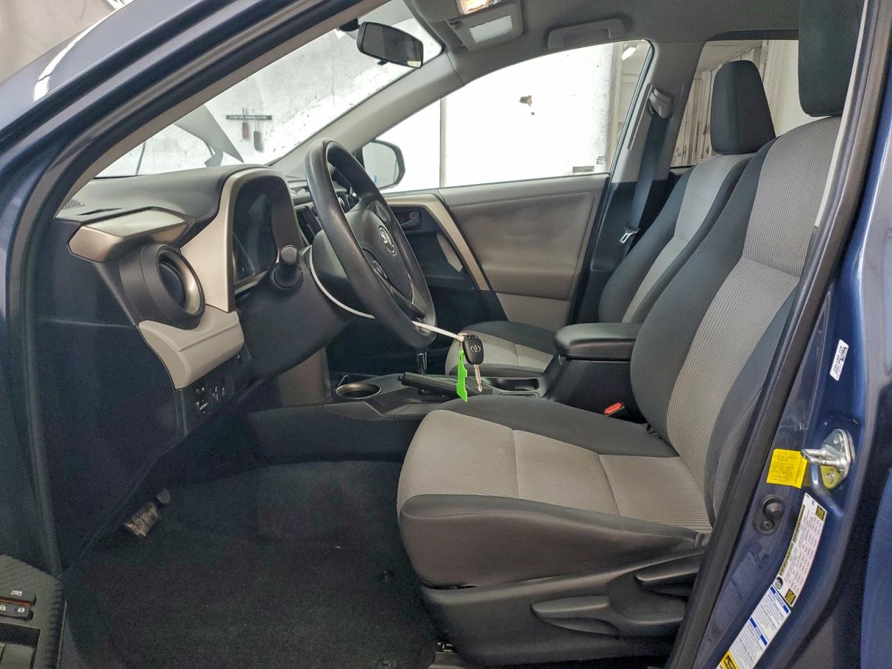 Toyota RAV4 Le Image 10