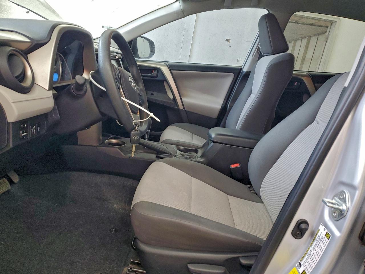 Toyota RAV4 Le Image 8