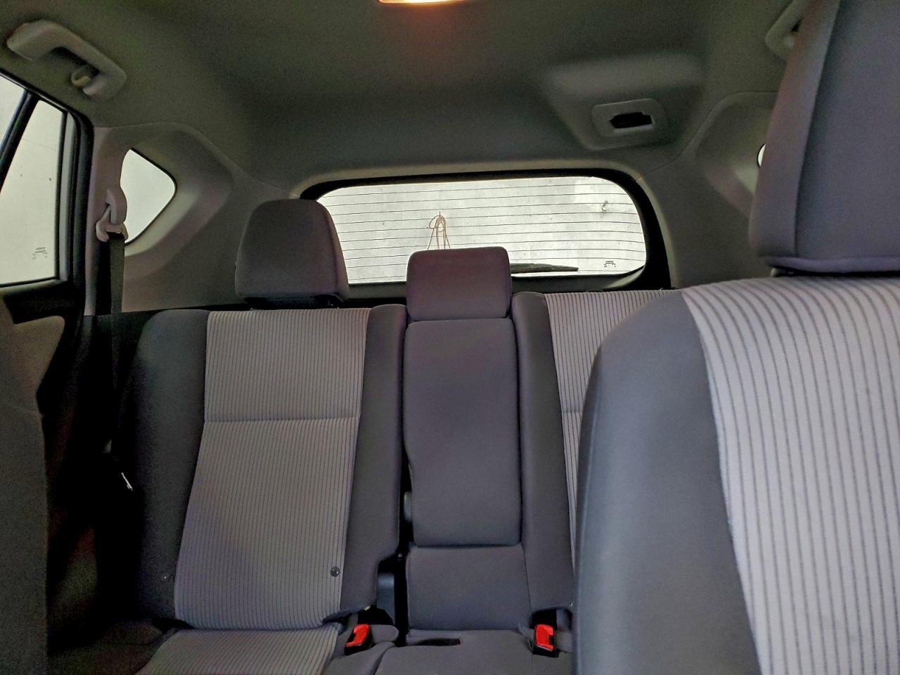 Toyota RAV4 Le Image 13