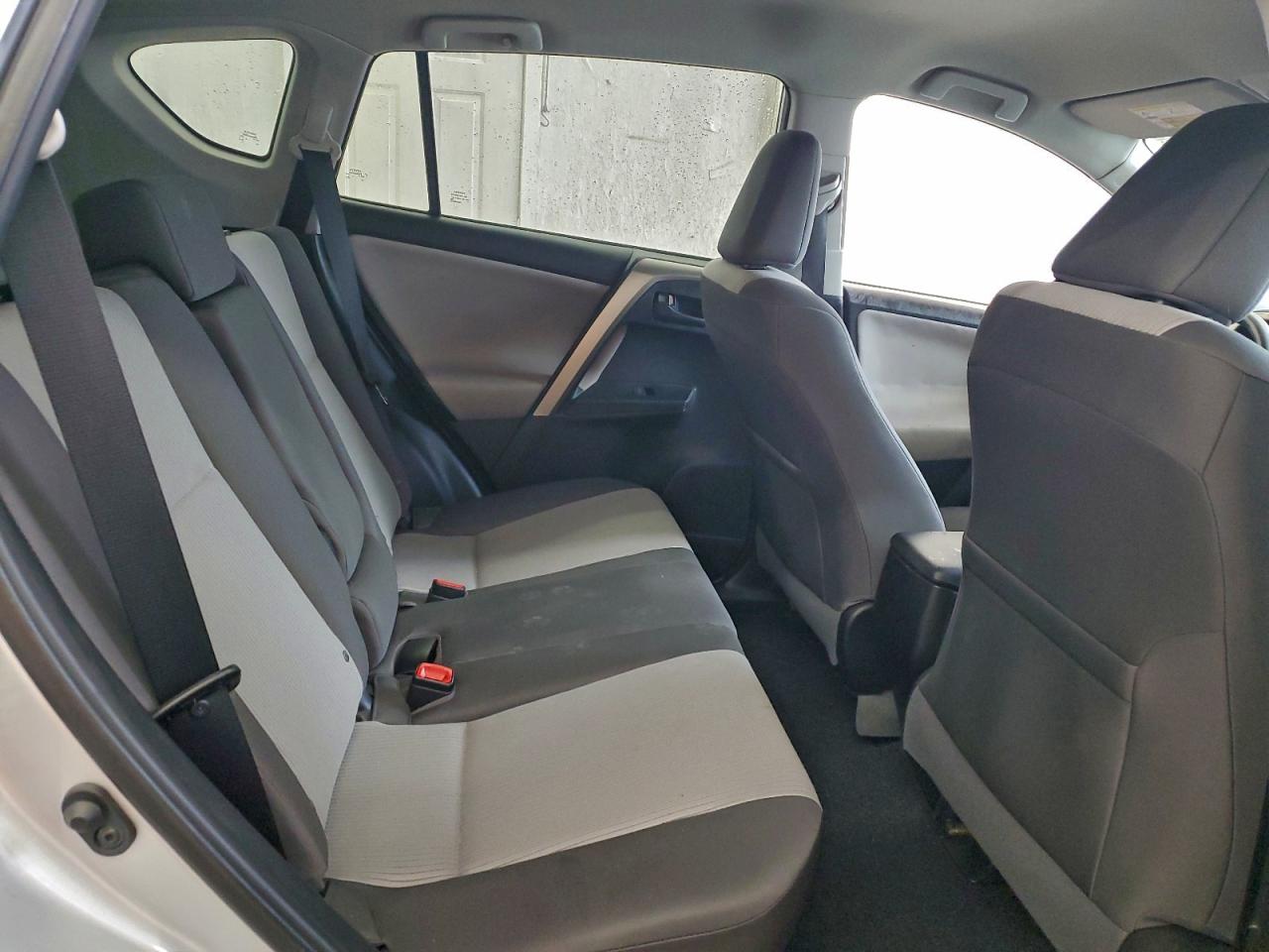 Toyota RAV4 Le Image 2