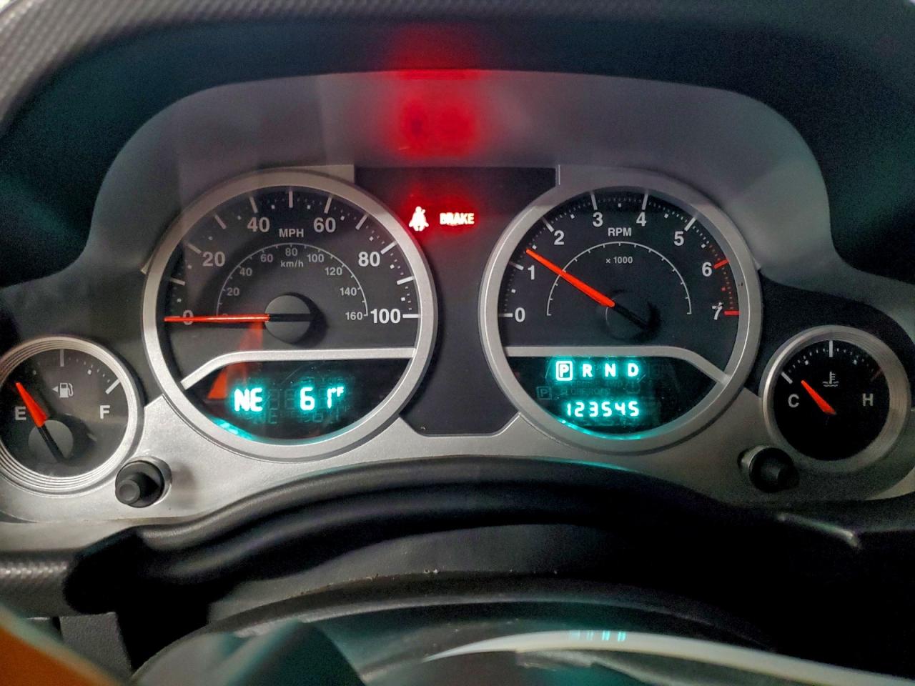 Jeep Wrangler Sahara Image 6