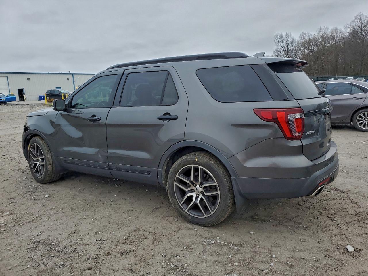 Ford Explorer Sport Image 8