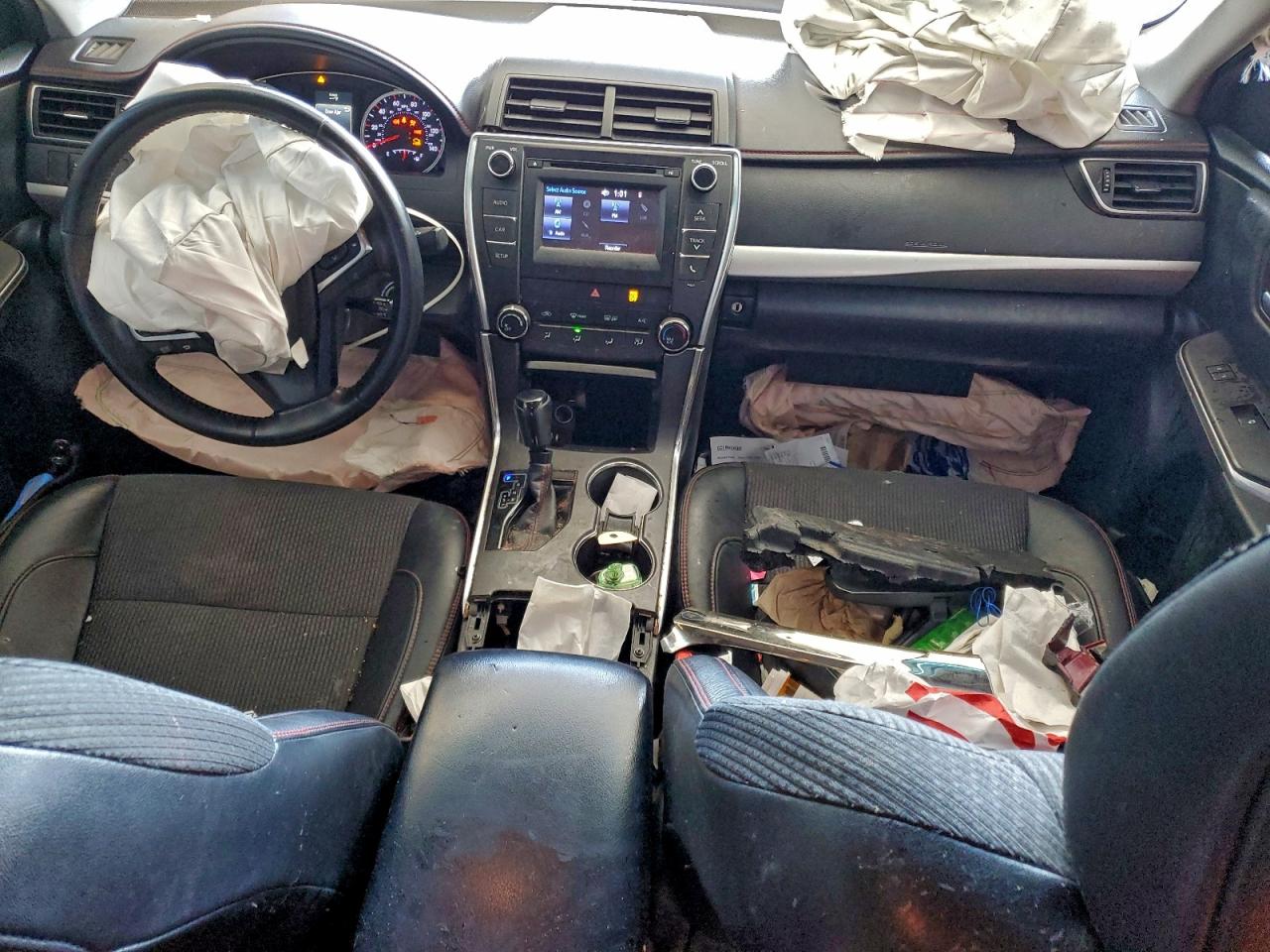 Toyota Camry Le Image 11