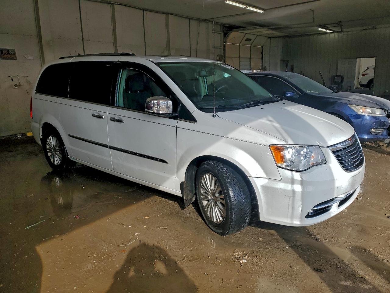 Chrysler Minivan Limited Image 5