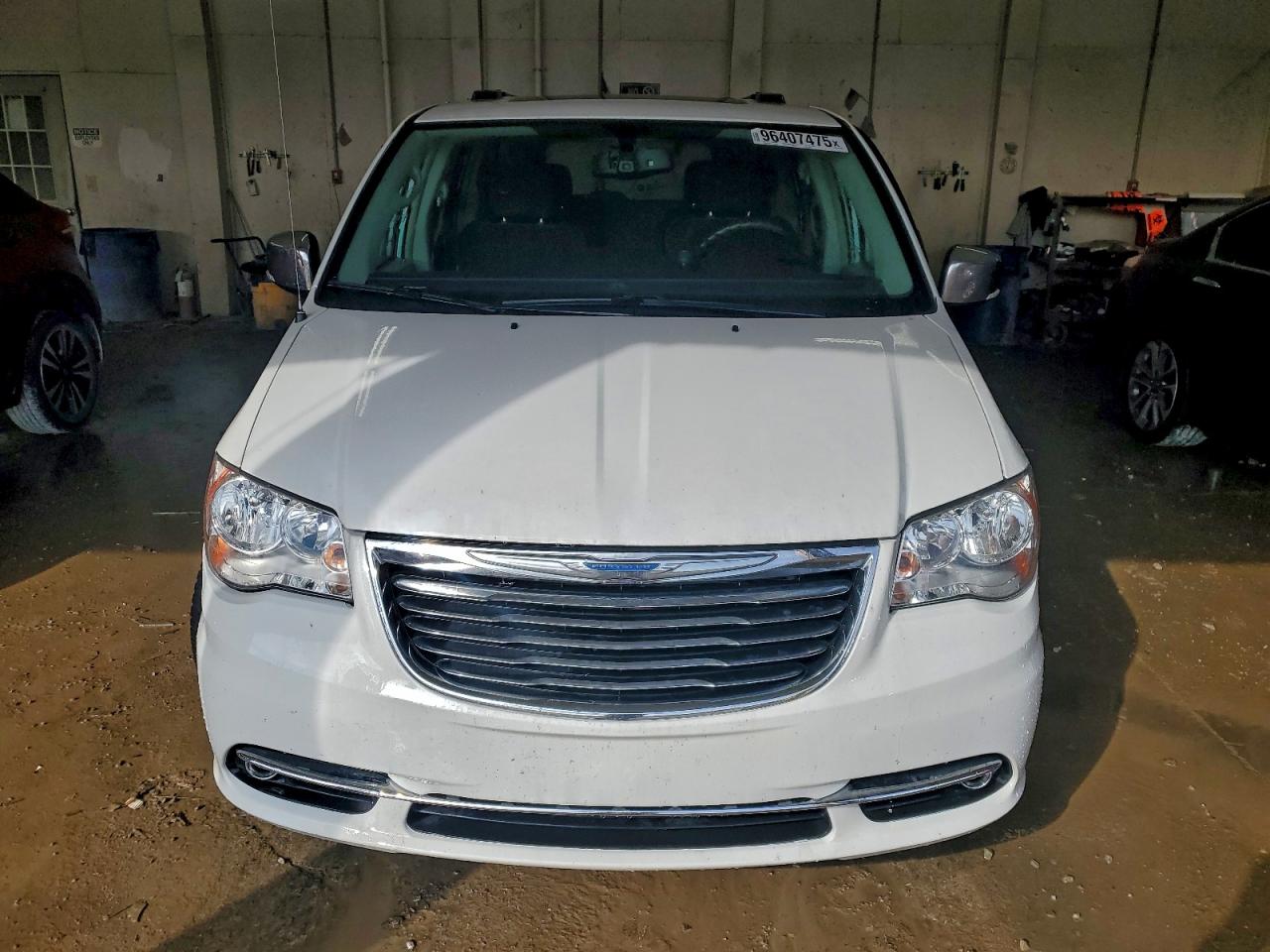 Chrysler Minivan Limited Image 3